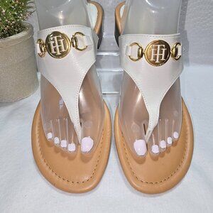 WHITE TOMMY HILFIGER THONG SANDAL GOLD MEDALLION ON FRONT WOMEN SIZE 11
